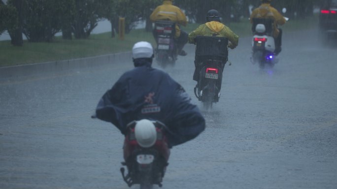 暴雨道路交通