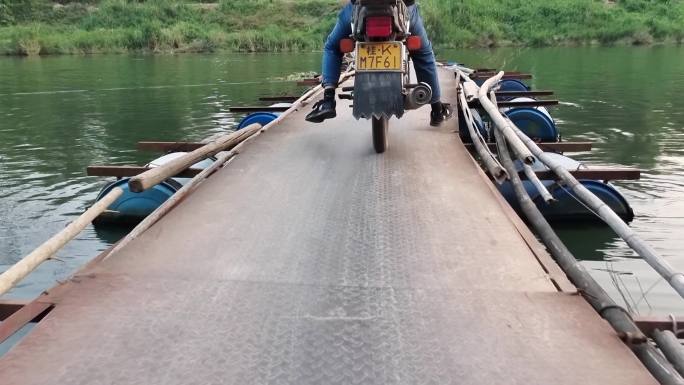 乡村河流水波男子骑摩托车过浮桥走过小浮桥