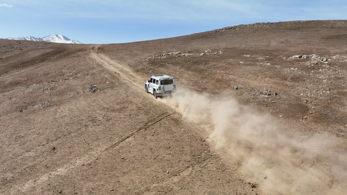 荒漠中飞驰的越野汽车4K航拍-3