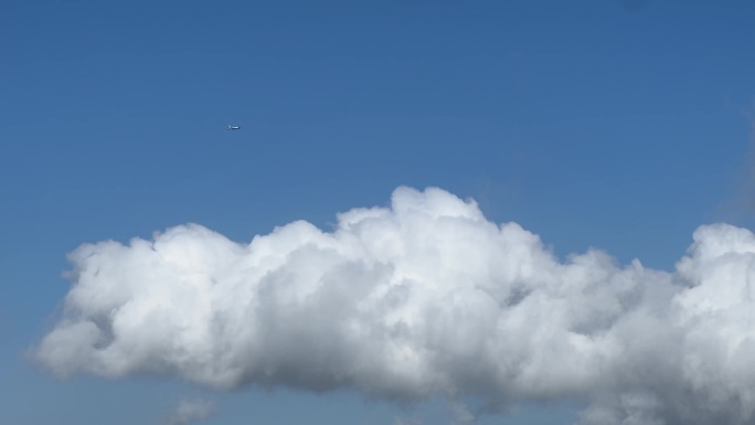 飞机穿过白云