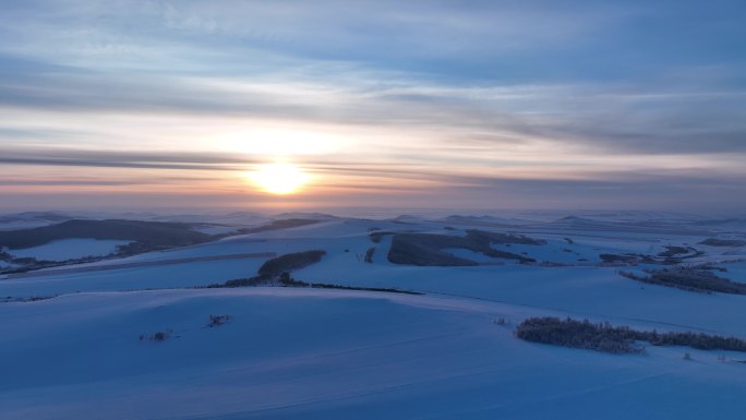 航拍冷空气笼罩的苍茫雪原夕照