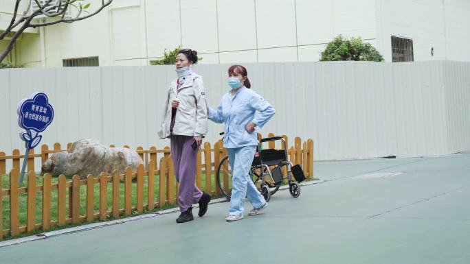 病人在护工陪同下散步（4K50帧）