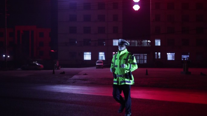 交警 执勤 指挥 夜晚 大车