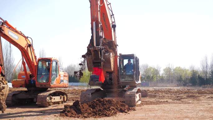 4K项目开工动土挖掘机挖土