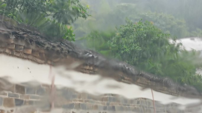 围墙大雨意境