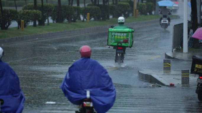 下雨天朴朴超市