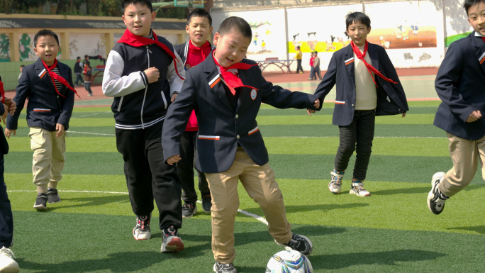 小学生运动场踢足球