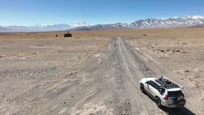 行驶在高原土路的越野车行驶中的越野车