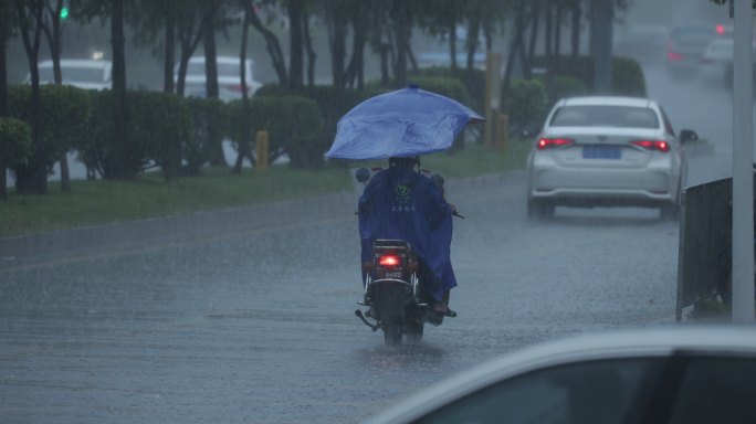 下雨天电动车