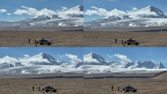 西藏雪山下的摄影师