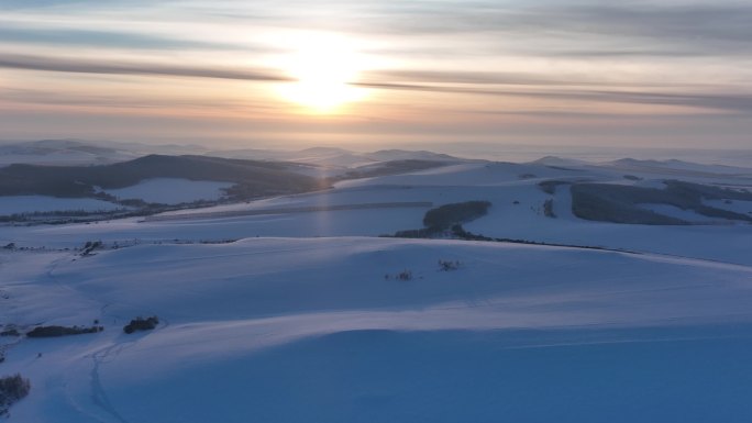 航拍冷空气笼罩的苍茫雪原夕照