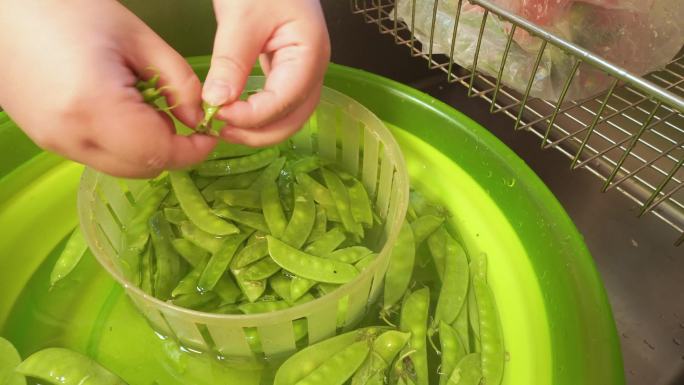 处理食材洗荷兰豆 (2)