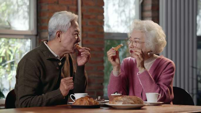 老年夫妇吃早餐