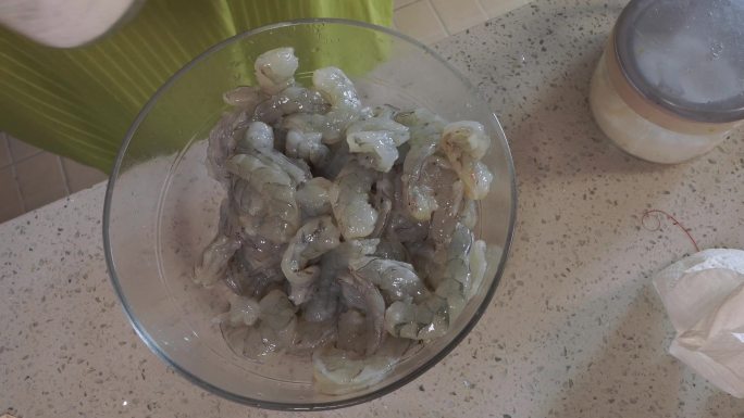 处理好的大虾腌制备用 (2)