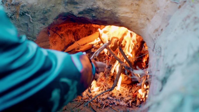 露营营地搭建劈柴生火烧火做饭美食野外用火