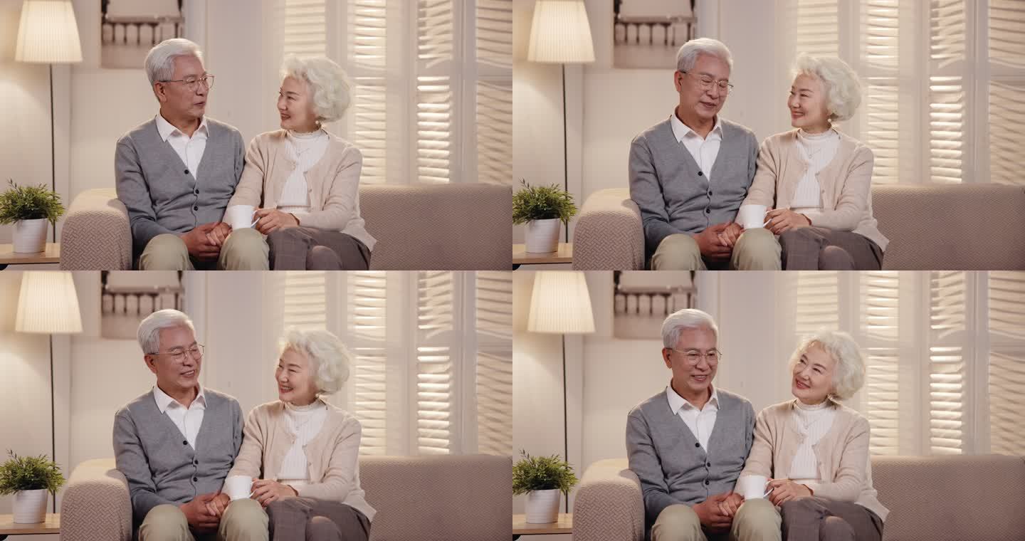 老年夫妇坐在沙发上看电视