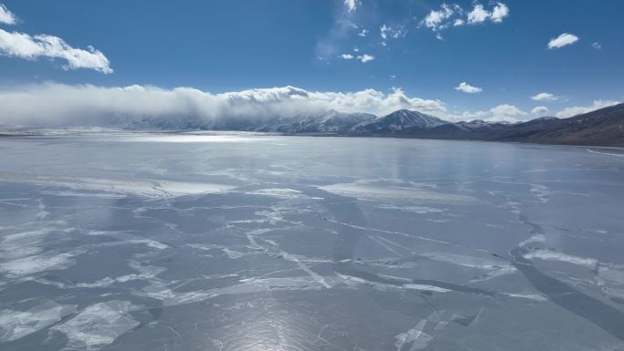 日喀则吉隆县佩枯措蓝冰湖面蓝天白云