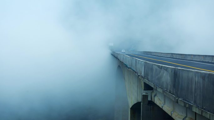 公路上的云雾延时摄影