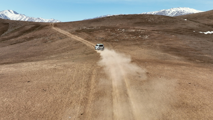荒漠中飞驰的越野汽车4K航拍