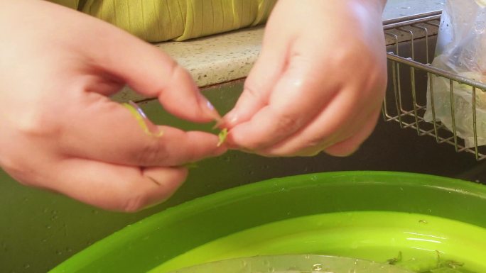 处理食材洗荷兰豆 (1)