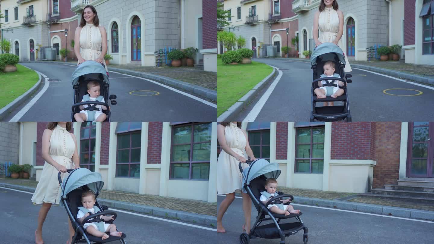 外国女人在公园推着婴儿车遛娃