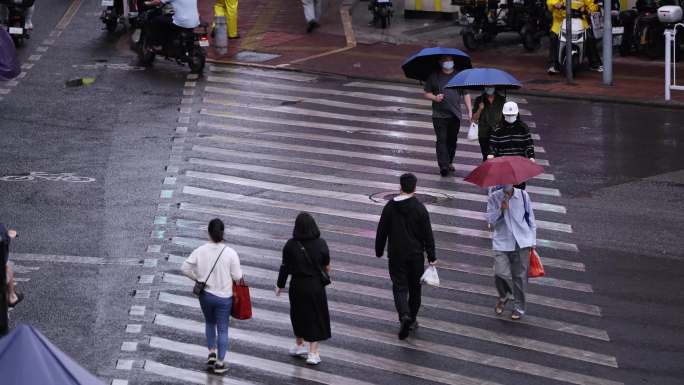 雨天路人 城市马路