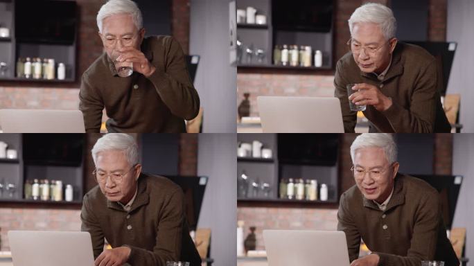 老年人一边使用电脑一边打电话