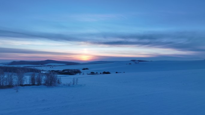 航拍冷空气笼罩的苍茫雪原夕照