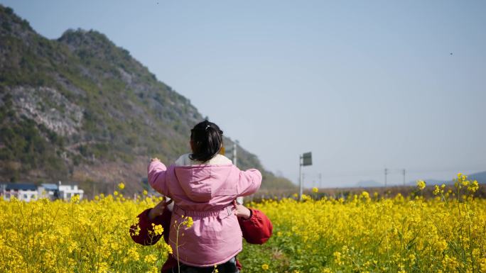 女孩 女童 蹦蹦跳跳 妈妈拥抱