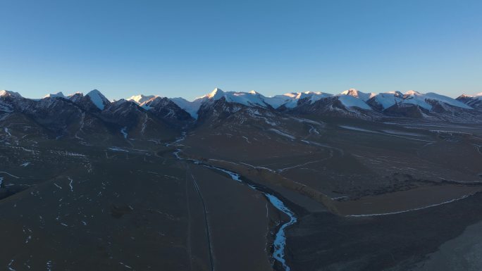 西藏雪山光秃秃的山航拍延时