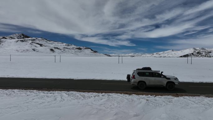 冰天雪地行驶中的越野车