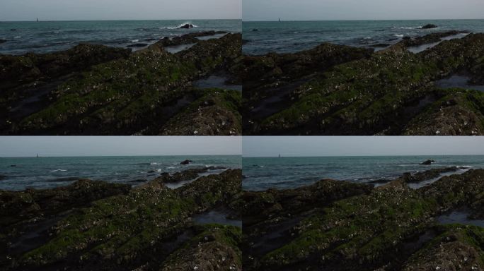 升格拍摄蓝色的海面海浪浪花被风吹散的浪花