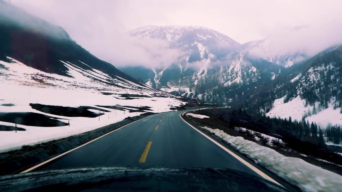 隧道穿梭雪景喀纳斯月牙湖