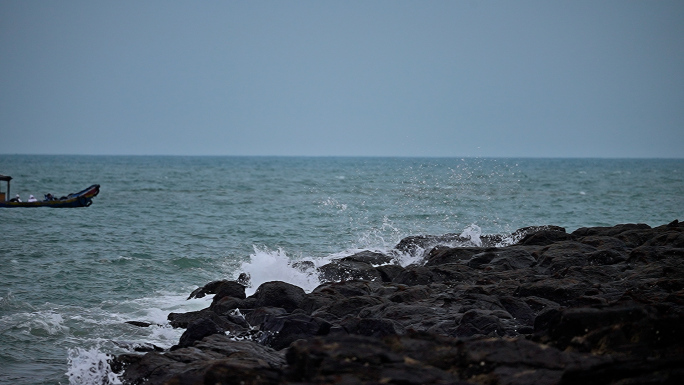 海边礁石海浪浪花升格素材