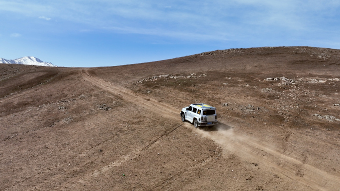 荒漠中飞驰的越野汽车4K航拍-2