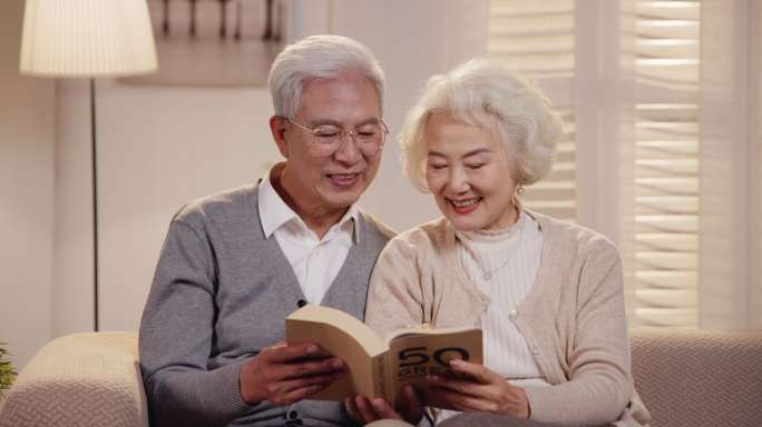 老年夫妇坐在沙发上看书