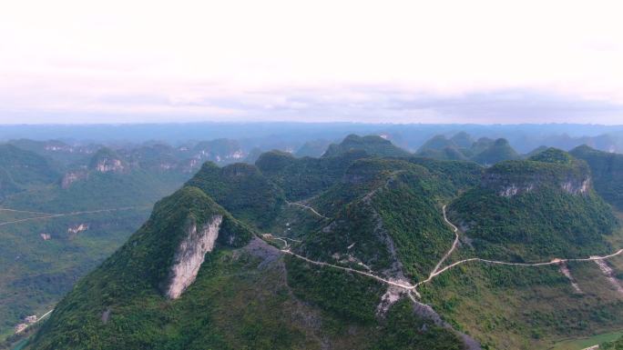 喀斯特地貌群山环绕