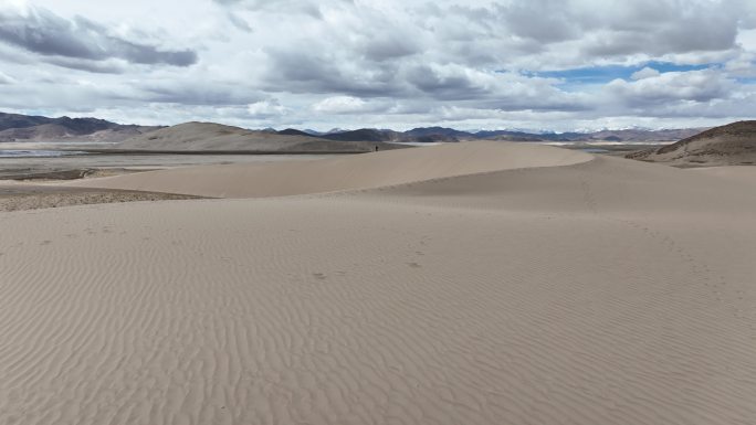 西藏阿里地区沙漠