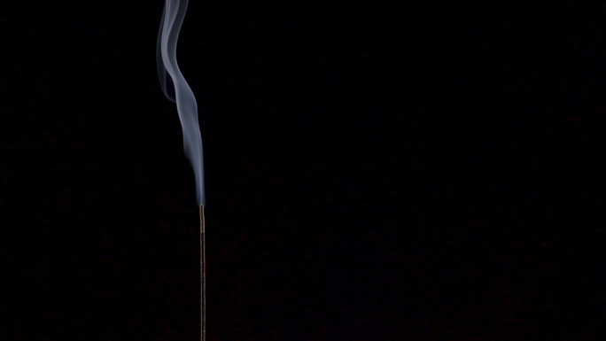 中式传统线香燃烧烟雾