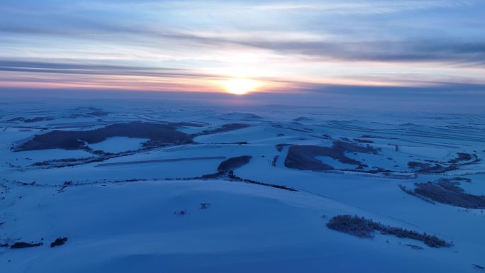 航拍冷空气笼罩的苍茫雪原夕照