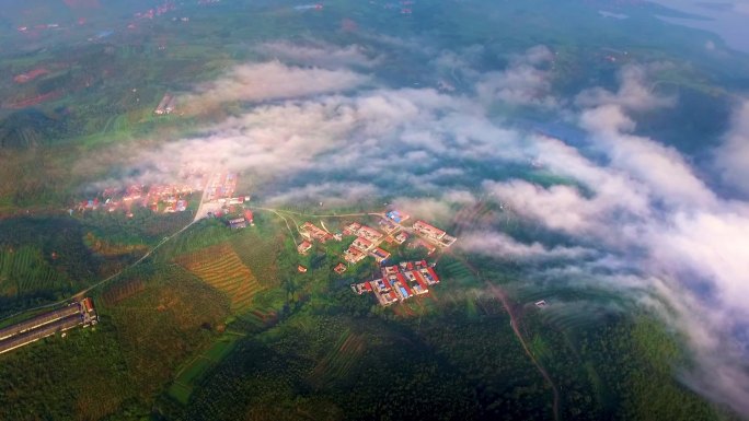 航拍云海山村