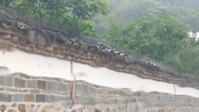 围墙大雨意境