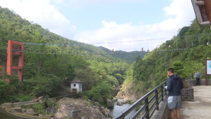 景区游玩 栈道 五指山 游客 青山