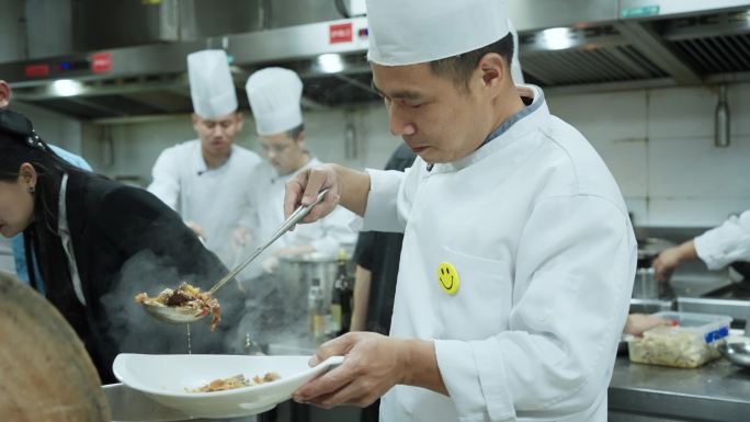 饭店厨师盛菜升格慢镜头