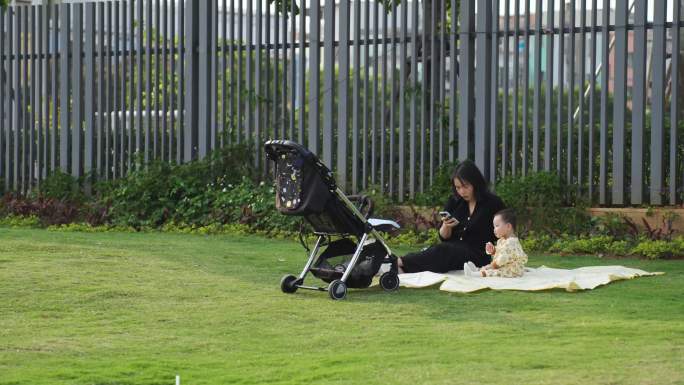 妈妈和小孩在草地上坐（4K50帧）