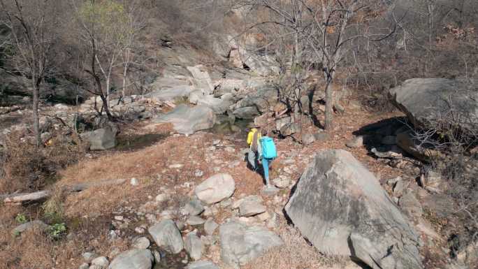 徒步旅行的青年伴侣坐在石头上休息