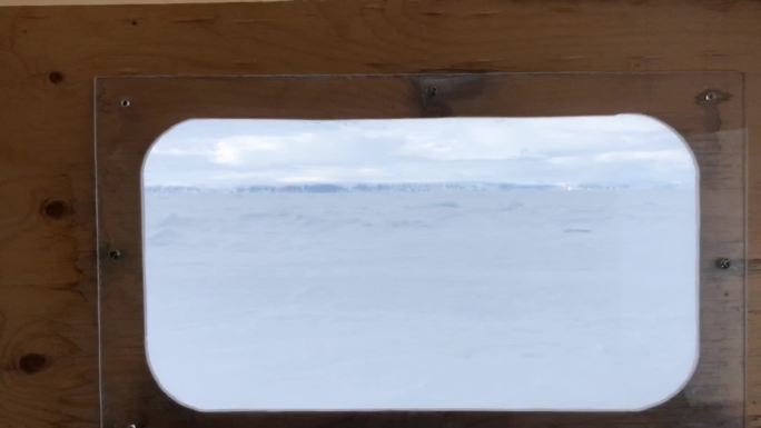 北极村庄+因纽特人+冰上驾驶雪橇车