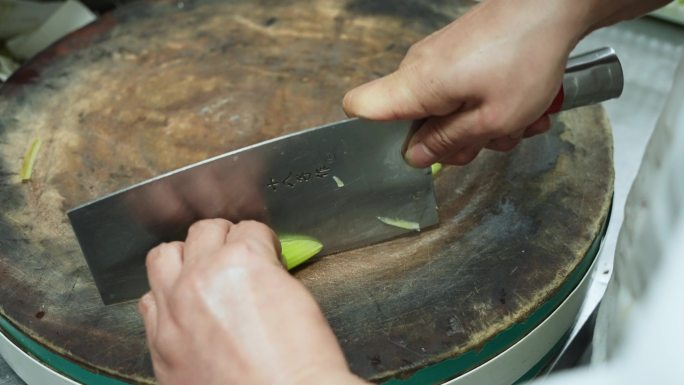 厨师刀切莴苣笋
