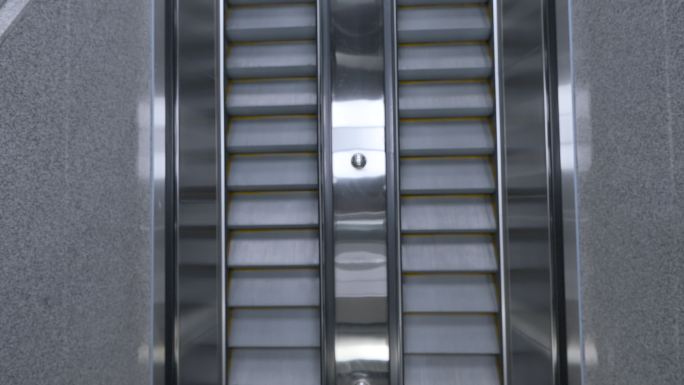 地铁站里的自动扶梯电梯