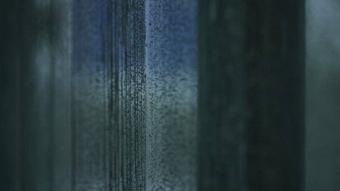 下雨天玻璃墙